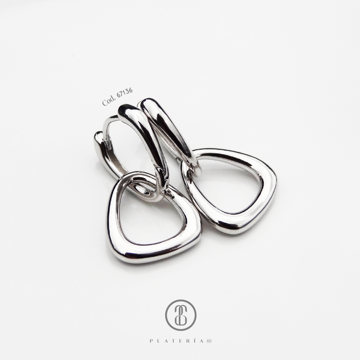 HUGGIE RODINADO DIJE TRIANGULO PLATA.925